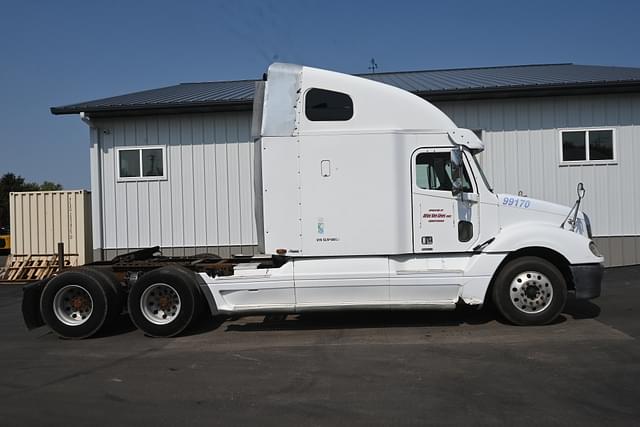 Image of Freightliner Columbia 120 equipment image 1