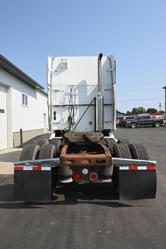 Image of Freightliner Columbia 120 equipment image 4