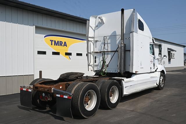 Image of Freightliner Columbia 120 equipment image 2