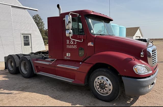 Image of Freightliner Columbia equipment image 1