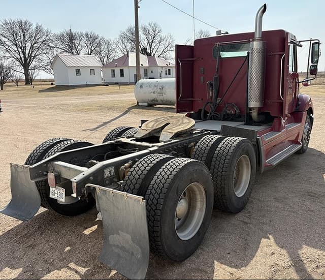 Image of Freightliner Columbia equipment image 3