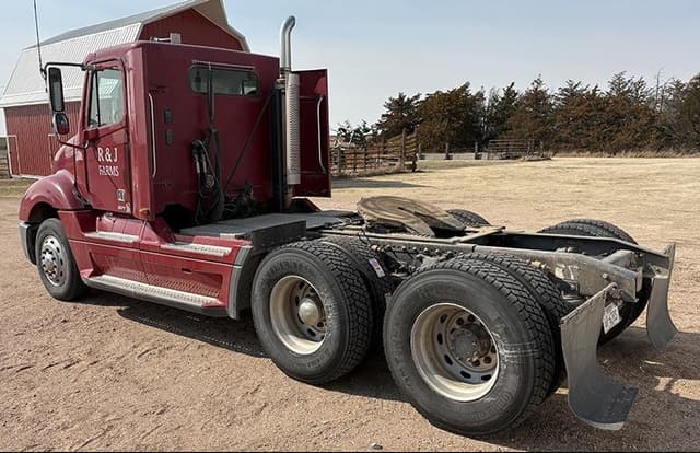 Image of Freightliner Columbia equipment image 2