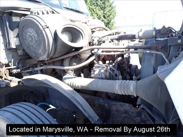 Image of Freightliner Columbia equipment image 4