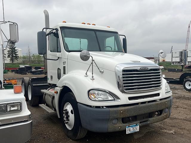 Thumbnail image Freightliner Columbia 1