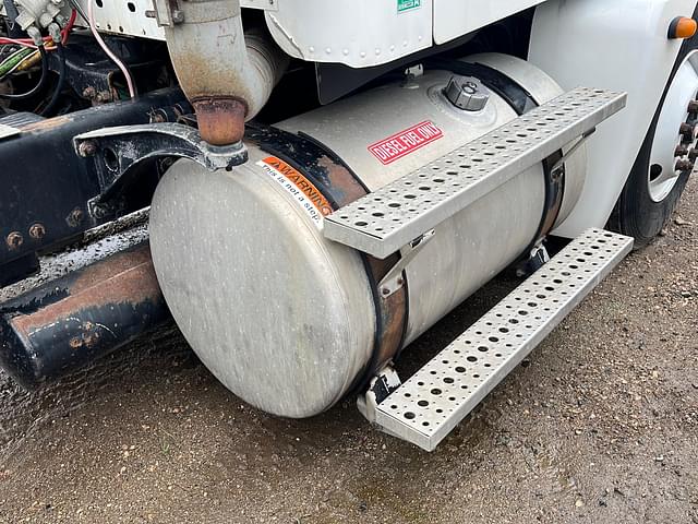 Thumbnail image Freightliner Columbia 22