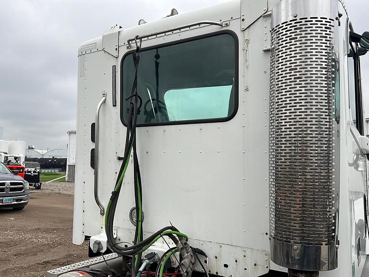 Main image Freightliner Columbia 23