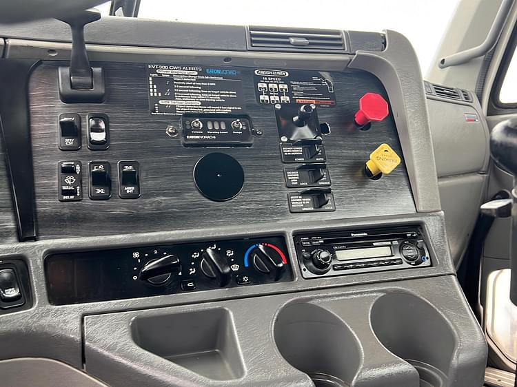 Main image Freightliner Columbia 34