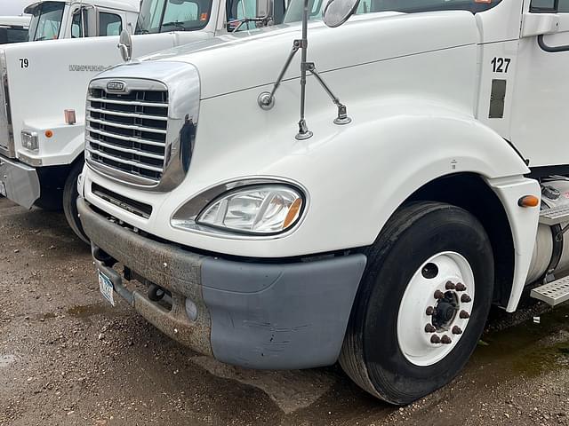 Thumbnail image Freightliner Columbia 4