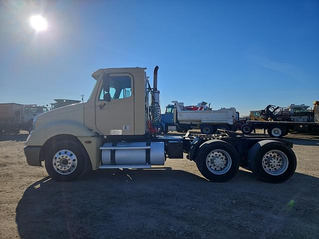 Image of Freightliner Columbia equipment image 3