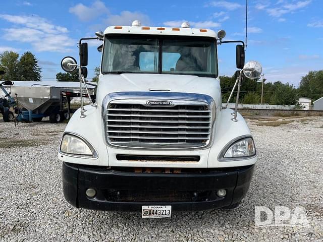 Image of Freightliner Columbia equipment image 3