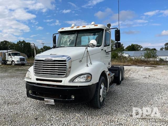 Image of Freightliner Columbia equipment image 2