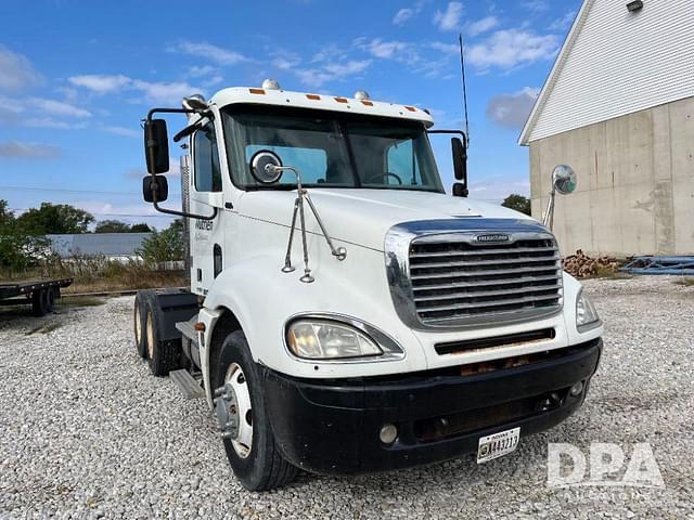 Image of Freightliner Columbia equipment image 4