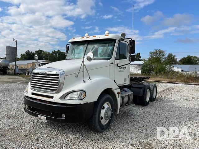 Image of Freightliner Columbia equipment image 1