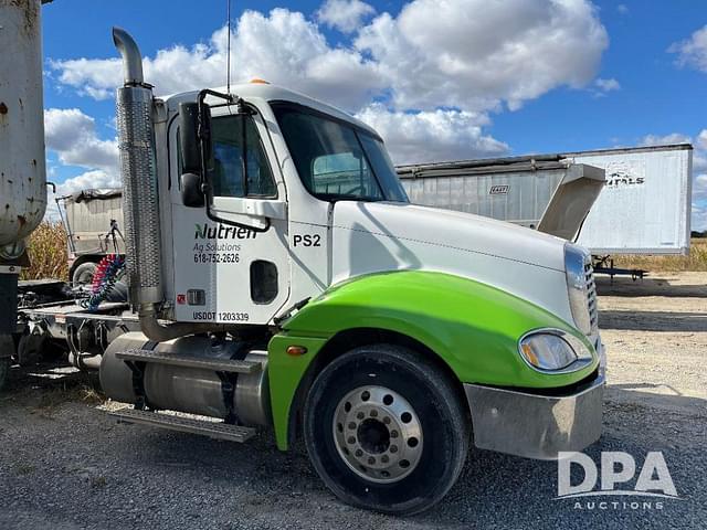 Image of Freightliner Columbia equipment image 3