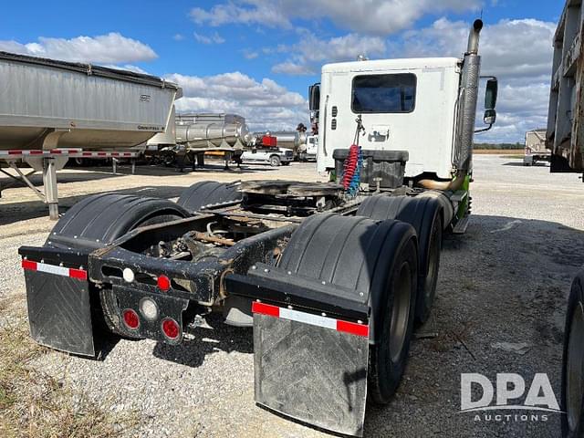 Image of Freightliner Columbia equipment image 4