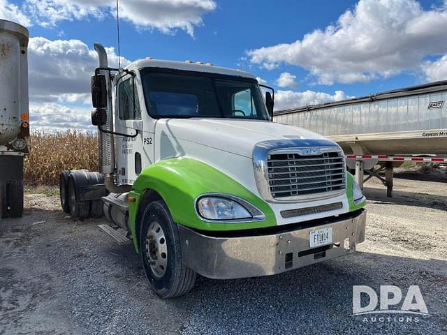 Image of Freightliner Columbia equipment image 2