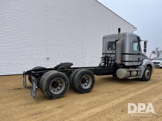 Image of Freightliner Columbia equipment image 4