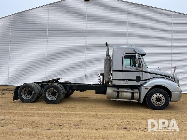 Image of Freightliner Columbia equipment image 3