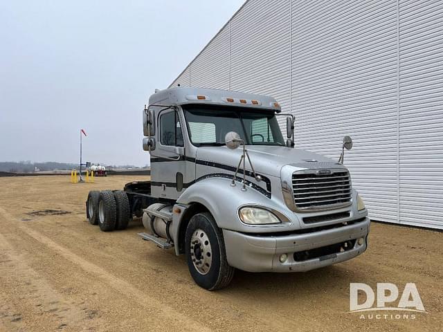 Image of Freightliner Columbia equipment image 2