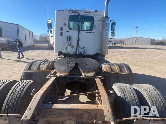 Image of Freightliner Columbia equipment image 3