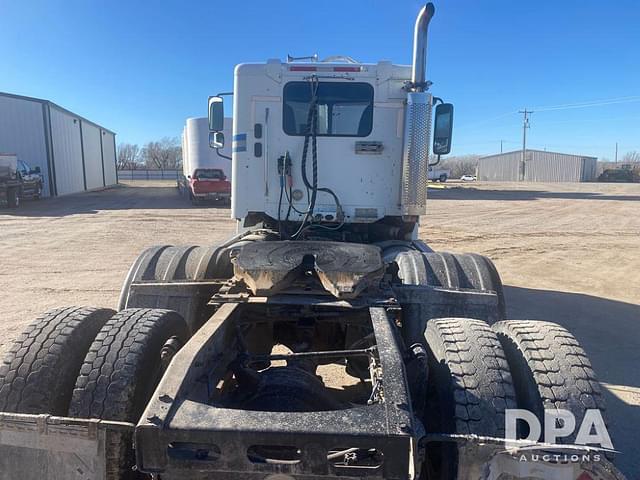 Image of Freightliner Columbia equipment image 3