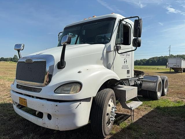 Image of Freightliner Columbia equipment image 1