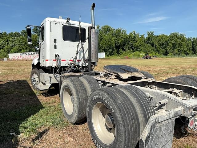 Image of Freightliner Columbia equipment image 2