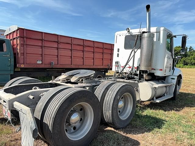 Image of Freightliner Columbia equipment image 3