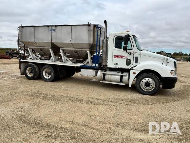 Image of Freightliner Columbia equipment image 2