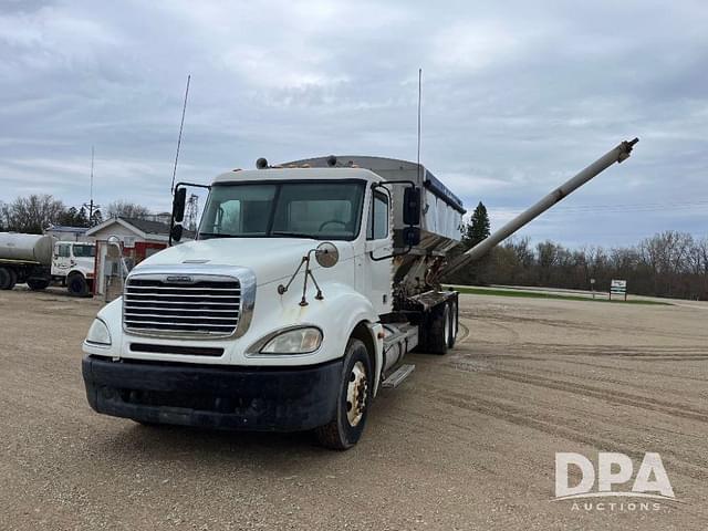 Image of Freightliner Columbia equipment image 1