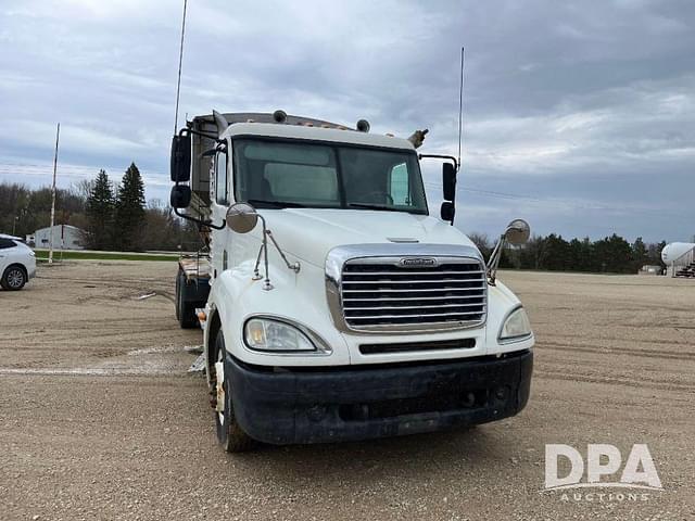 Image of Freightliner Columbia equipment image 4