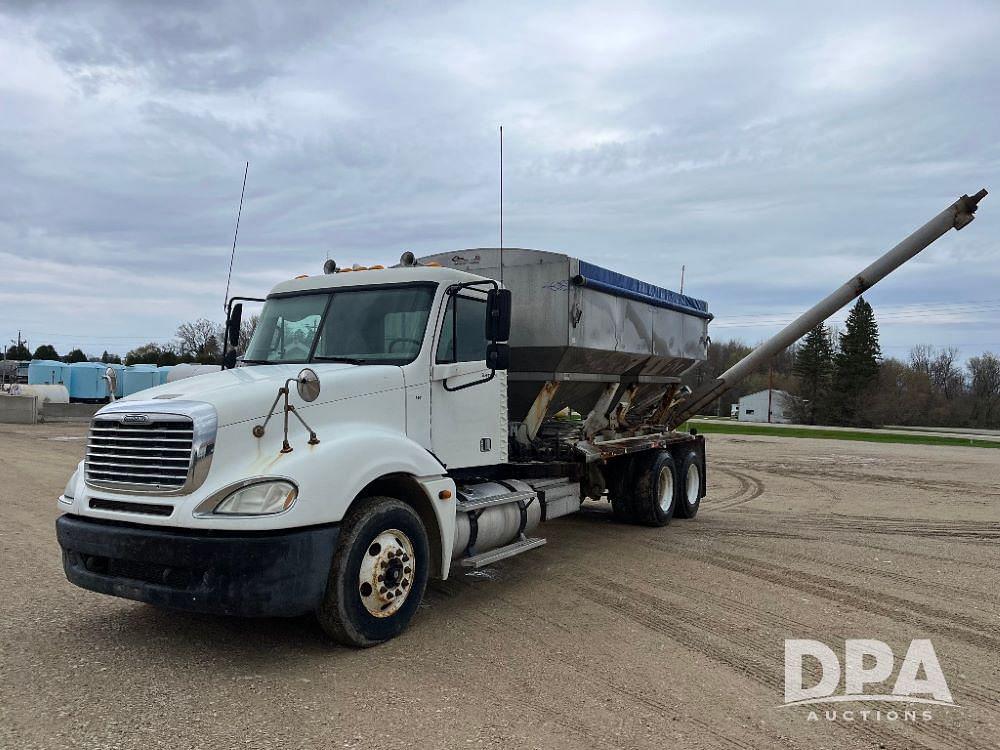 Image of Freightliner Columbia Primary image