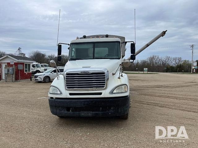 Image of Freightliner Columbia equipment image 3