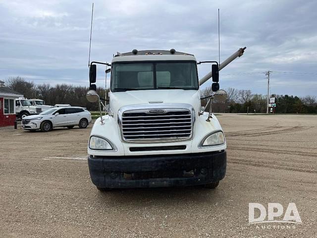 Image of Freightliner Columbia equipment image 2