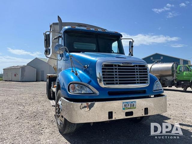 Image of Freightliner Columbia equipment image 3