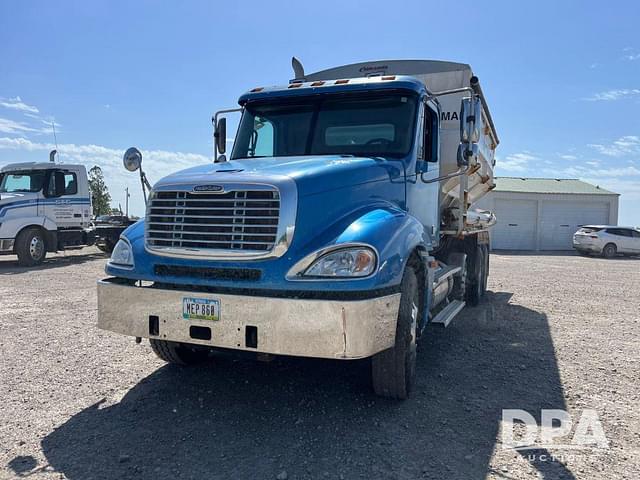 Image of Freightliner Columbia equipment image 1