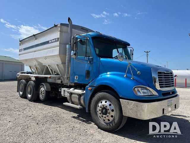 Image of Freightliner Columbia equipment image 4