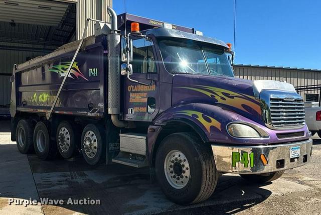 Image of Freightliner Columbia equipment image 2