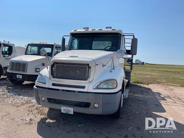 Image of Freightliner Columbia equipment image 3