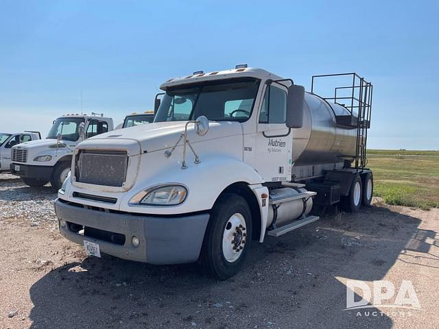 Image of Freightliner Columbia equipment image 1