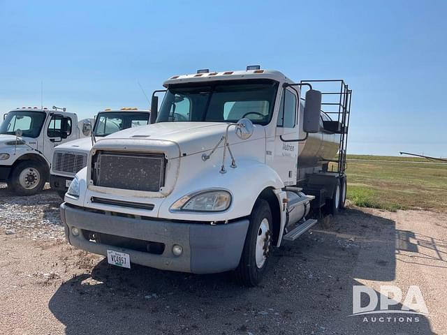 Image of Freightliner Columbia equipment image 2