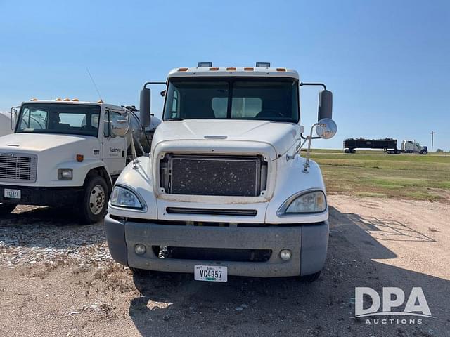 Image of Freightliner Columbia equipment image 4