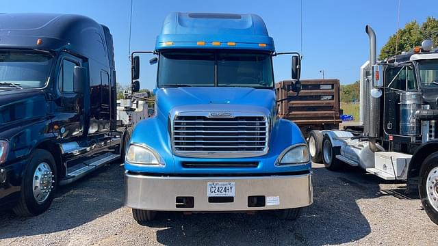 Image of Freightliner Columbia equipment image 1