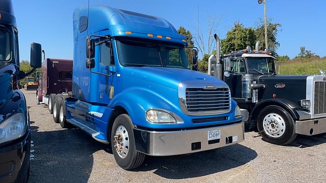 Image of Freightliner Columbia equipment image 2