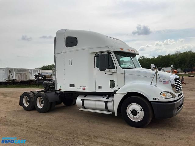 Image of Freightliner Columbia equipment image 1