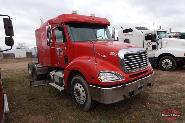 Image of Freightliner Columbia equipment image 2