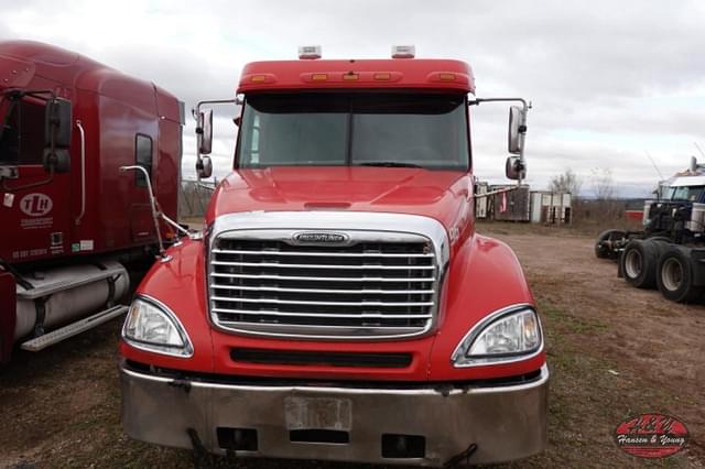 Image of Freightliner Columbia equipment image 1