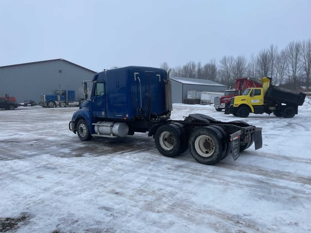 Image of Freightliner Columbia equipment image 2