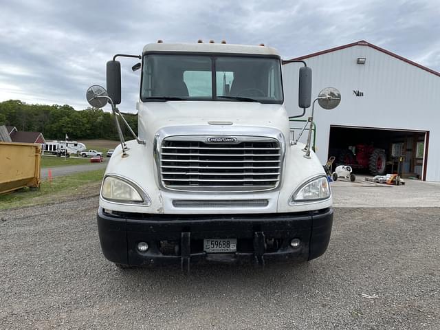 Image of Freightliner Columbia equipment image 1