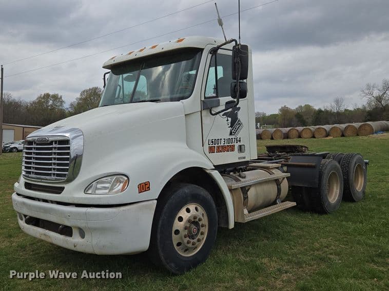 Image of Freightliner Columbia Primary image
